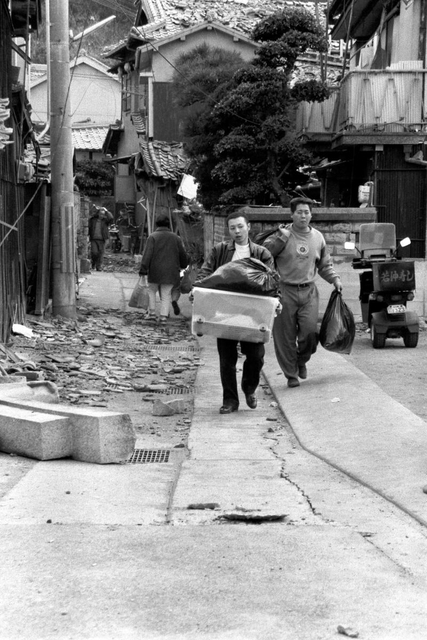 生活に必要な物を運び出す住民ら＝１７日、淡路市富島