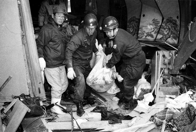 倒壊した家屋から住民を救出するため、懸命に活動する人たち＝１９９５年１月１７日、淡路市富島