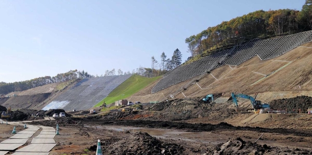 コンクリートの枠で山肌を固める作業が続く土砂崩れ現場＝北海道厚真町