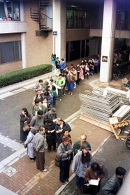 仮設住宅の入居申し込みに長い列をつくる市民＝２３日午前、西宮市役所