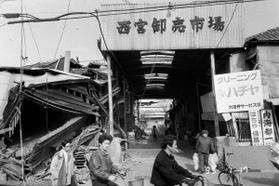大きな被害を受けた西宮卸売市場＝１７日午前７時台、西宮市池田町