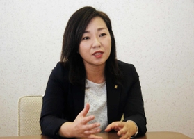 「協働の仕組みを学んだ避難所のボランティア活動は貴重な経験だった」と話す尼崎市長の稲村和美さん＝尼崎市東七松町１、尼崎市役所