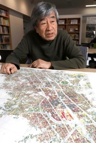 阪神・淡路大震災で被災した建物を損傷程度ごとに色分けした調査図について解説する小林郁雄さん＝神戸市中央区元町通４、こうべまちづくり会館（撮影・吉田敦史）
