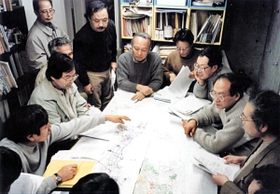 建物の被害調査に向けて協議する室崎益輝さん（左中央）たち＝１９９５年１月２９日午後、神戸市灘区楠丘町（天川佳美さん提供）