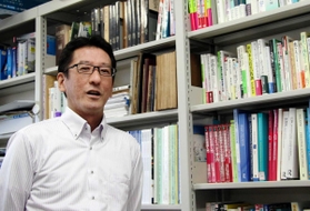 「震災がなければ防災の研究者になっていなかった」と話す越山健治さん＝大阪府高槻市白梅町、関西大高槻ミューズキャンパス