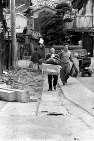 生活に必要な物を運び出す住民ら＝１７日、淡路市富島