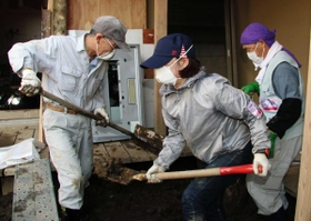 台風１９号の被災地支援で、床下にたまった泥をスコップで出す兵庫県からのボランティアら＝１０月３０日、長野市赤沼