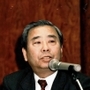 シンポジウムで被災者への公的支援の必要性を語る草地賢一さん＝１９９６年３月１６日、神戸市中央区、神戸国際会議場