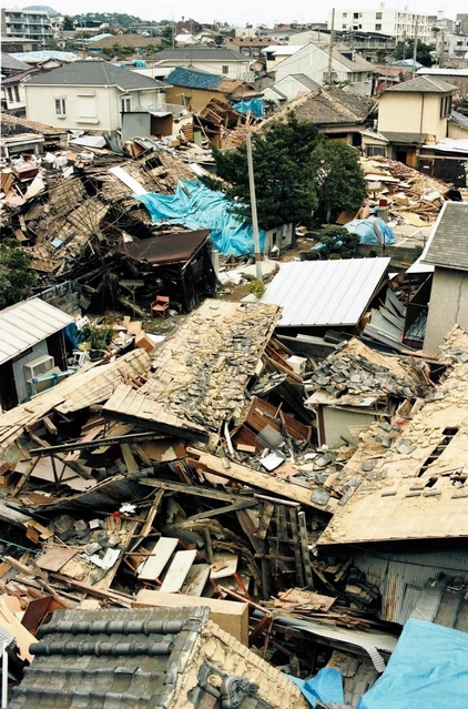 古い家屋が軒並み倒壊した「西部第一地区」。震災の２カ月後に土地区画整理事業が決まった＝１９９５年２月、芦屋市清水町