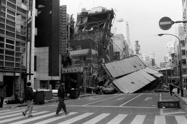生田新道では倒壊したビルが道路をふさいだ＝１７日午前、神戸市中央区北長狭通１