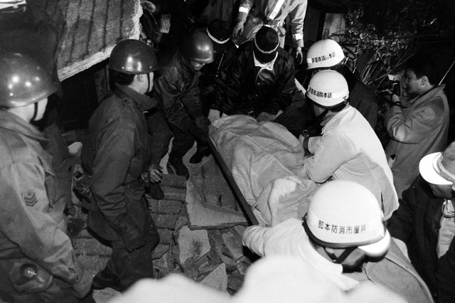 倒壊したマンションから救出される被災者＝１９９５年１月１８日、芦屋市