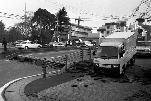 西宮から芦屋に向かう国道２号は段差ができ、容易に通行できなかった＝１７日、西宮市松下町の夙川橋