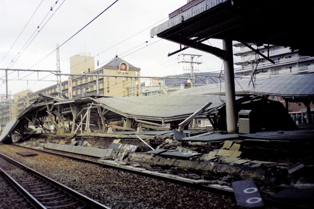 ホームの屋根が落ち、ぺちゃんこになったＪＲ芦屋駅＝１７日、芦屋市船戸町（撮影・阪神総局員）