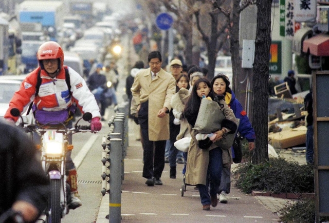 国道２号を大阪方面に向かう人々＝１８日、芦屋市前田町（撮影・藤家　武）