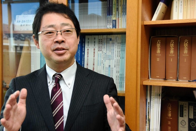 「被災者支援の制度は時代に即して変える必要がある」と話す弁護士の津久井進さん＝西宮市甲風園１