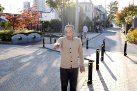阪神・淡路大震災の復興土地区画整理事業で再生された街を歩く森圭一さん＝芦屋市清水町（撮影・風斗雅博）