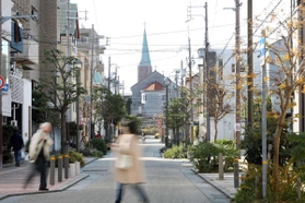 震災まで甲陽市場があった通り。拡幅された道路に面して、防災拠点を兼ねる大桝公園が整備された＝芦屋市大桝町