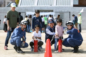 芦屋市の津知公園に若い家族が集まった防災訓練＝同市津知町（撮影・風斗雅博）