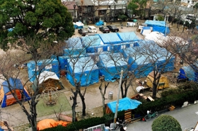 震災後、１５０人が避難し、「テント村」と呼ばれた津知公園＝１９９５年２月