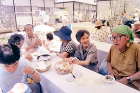 「茶話やかテント」と名付けられた仮設住宅のふれあい喫茶。住民がコミュニティーをつくる場となった＝１９９５年７月８日、神戸市東灘区深江浜町、深江浜第１仮設住宅