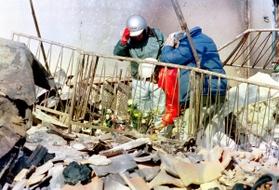 被災地のあちこちに、犠牲者を悼む花束が置かれた＝２１日午前、神戸市長田区若松町