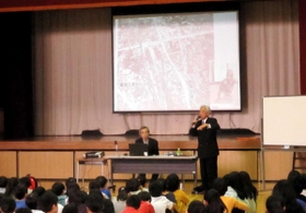 小学生を前に震災の体験を語り掛ける瀬尾征男さん（右奥）＝２０１８年１０月、東京都新宿区、戸塚第三小学校（同校提供）