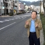土地区画整理で道路が拡幅された「川東線」で、震災時の様子を語る康本邦三さん＝芦屋市大桝町