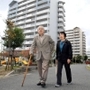 区画整理事業でなくなった甲陽市場を去り、ついのすみかとなった市営住宅の前を歩く畑野則雄さんと妻の千代乃さん＝芦屋市陽光町（撮影・風斗雅博）