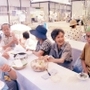 「茶話やかテント」と名付けられた仮設住宅のふれあい喫茶。住民がコミュニティーをつくる場となった＝１９９５年７月８日、神戸市東灘区深江浜町、深江浜第１仮設住宅