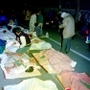 延焼の恐れがあるため避難所から運び出され、路上に並べられた遺体＝１９９５年１月１８日夜、神戸市東灘区本山中町１、本山第三小学校前