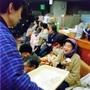 避難した先でおにぎりを配られ、言葉を交わす女性＝１７日夜、神戸市灘区、灘警察署