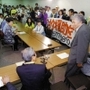 法案提出後に参院議員会館の報告集会で話す小田実さん（手前右から２人目）＝１９９７年５月２０日、東京・永田町