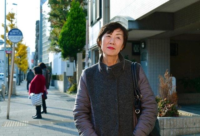震災まで暮らした街でめいをしのぶ三宅淳子さん＝神戸市東灘区本山中町４（撮影・秋山亮太）