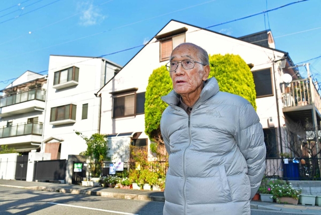 自宅前で父親の巌さんを連れて逃げた話を説明する川瀬喬さん＝神戸市東灘区本山中町４（撮影・秋山亮太）