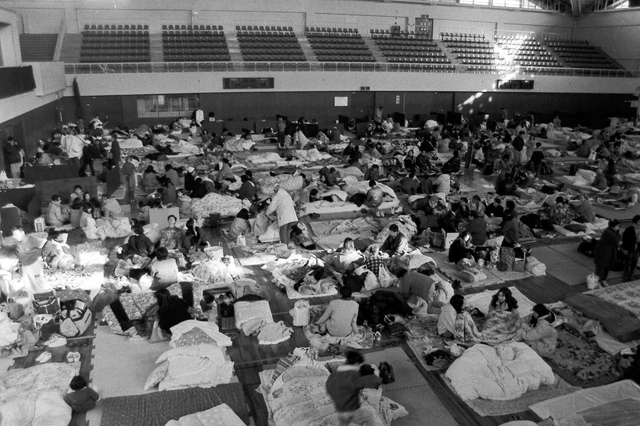 西宮中央体育館に避難した人々＝１９９５年１月１７日、西宮市河原町（撮影・阪神総局員）