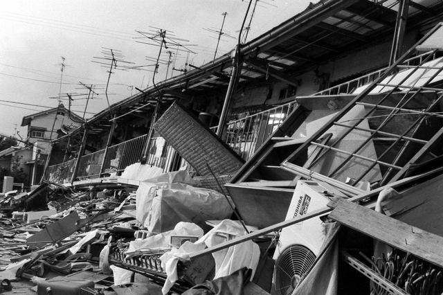 倒壊した木造家屋＝１８日、西宮市常磐町（撮影・阪神総局員）