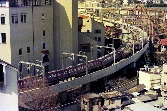 脱線した阪急電車＝１７日、宝塚市武庫川町１（撮影・写真部記者）