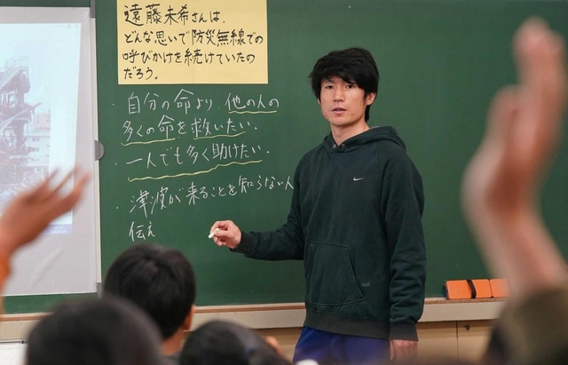 阪神・淡路大震災で母親と弟を亡くした長谷川元気さん。小学校教諭として児童らに防災の重要性と家族の大切さを伝える＝９日、神戸市内（撮影・吉田敦史）