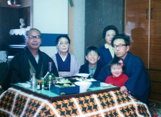 ４５年ほど前、正月に撮影。左から父の吉田三二さんと母正子さん。右に岩田正幸さん家族