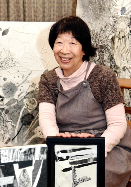 墨と和紙でモノクロの世界を描く池内悦子さん＝神戸市長田区長楽町３（撮影・中西幸大）