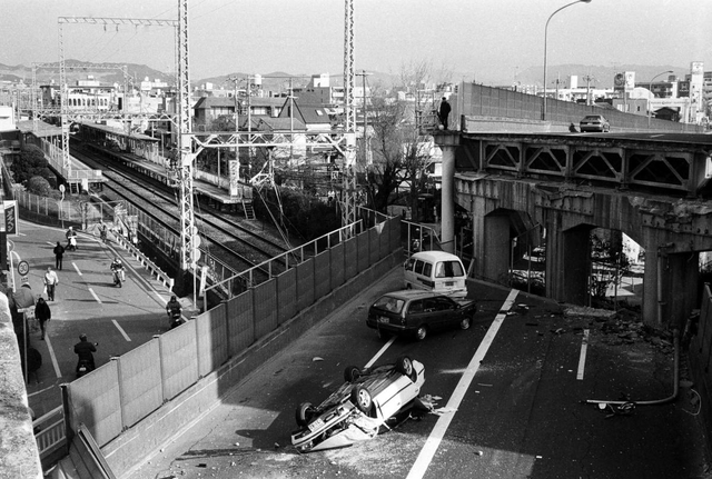 阪急今津線の線路上に落下した国道１７１号の門戸陸橋＝１９９５年１月１７日午前、西宮市甲風園３付近