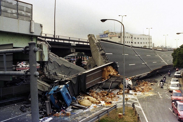 倒れた高架とともに落ちたトラックと、散乱する積み荷＝１９９５年１月１７日、神戸市灘区岩屋中町