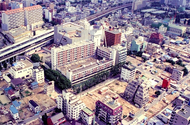 被災した六甲道駅南地区＝１９９５年７月