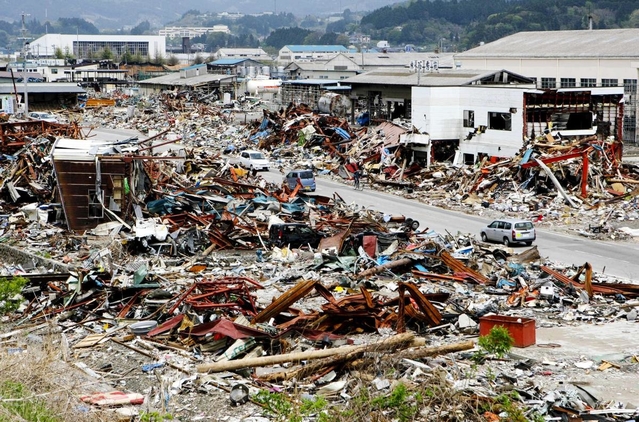 がれきが広がる震災２カ月後の大船渡市街