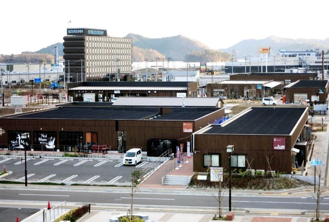 シンプルな配色の平屋建てが並ぶ「キャッセン大船渡」。商店街のようなアーケードはない＝岩手県大船渡市