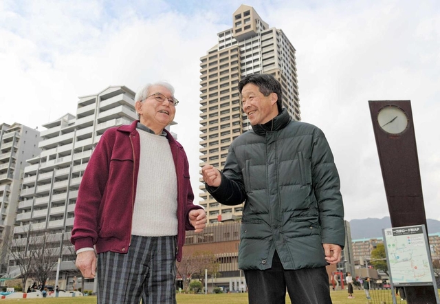 「久しぶりな気がしない」。慰霊祭で顔を合わせた佐藤博史さん（左）と倉橋正己さん＝神戸市灘区桜口町４（撮影・後藤亮平）