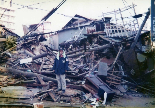 全壊した自宅跡に立つ森田純三さん＝神戸市灘区備後町５（１９９５年１月）