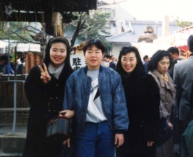 震災の年、三宅さん親子と初詣に出掛けた花野知子さん（左）