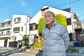 自宅前で父親の巌さんを連れて逃げた話を説明する川瀬喬さん＝神戸市東灘区本山中町４（撮影・秋山亮太）