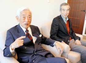 瀬尾征男さん（左）と児島正さん＝東京都千代田区、東京海上日動火災保険